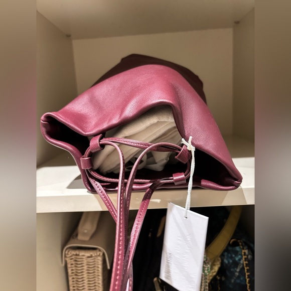 NEW! Reformation Dimitri pouch bag in ruby Burgundy Leather Bucket purse - Picture 8 of 9